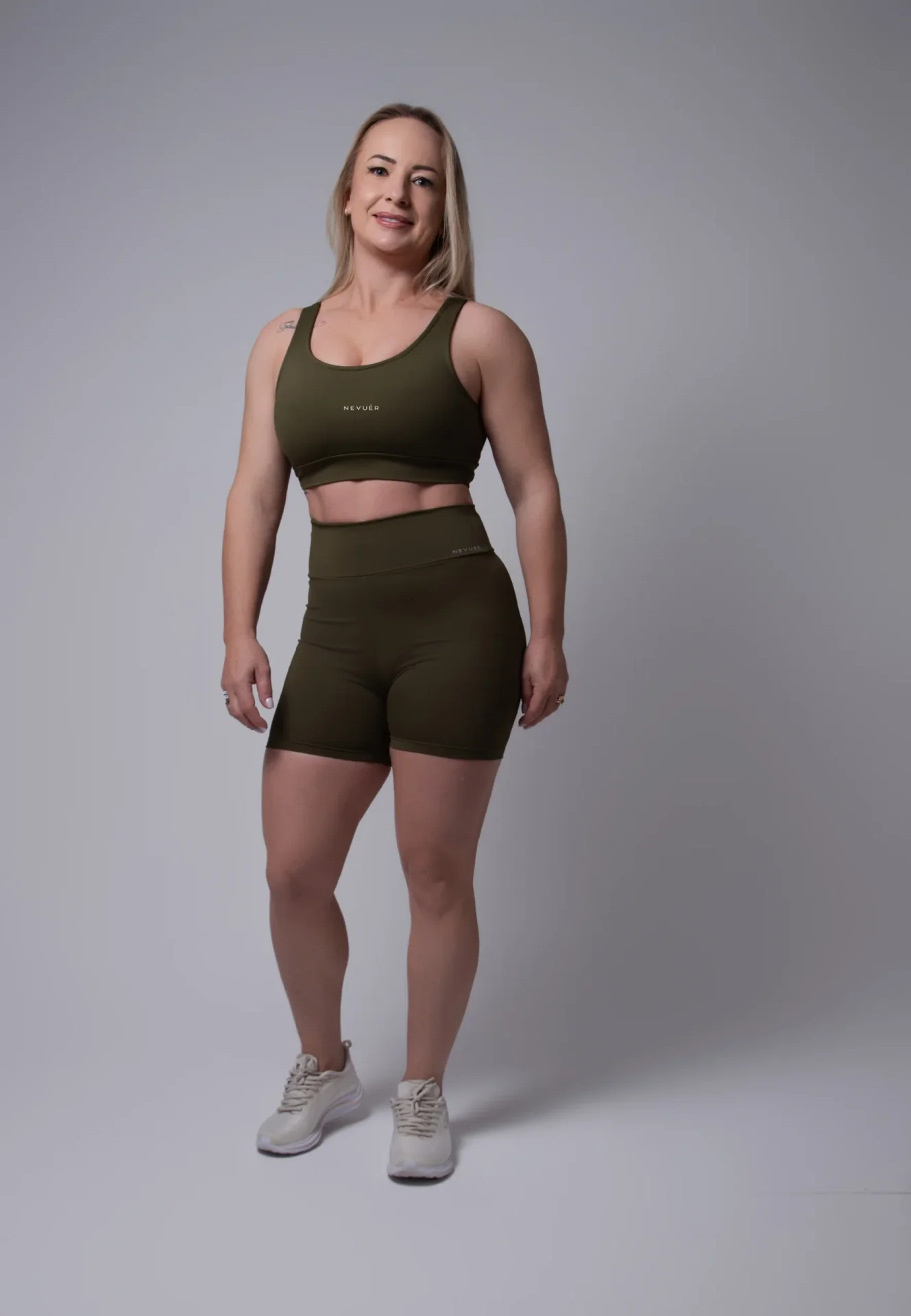 Conjunto Sculpt Shorts NEVUÉR · Verde Militar · 1
